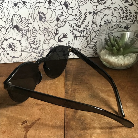 Black frameless sunglasses with case - Picture 4 of 6